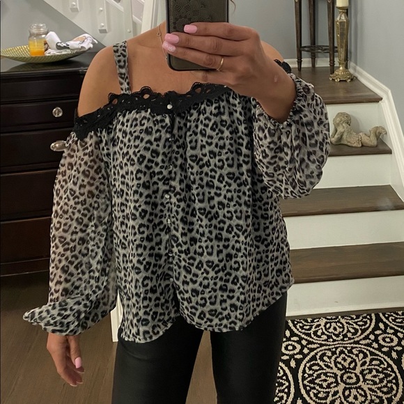 🌪GREY CHEETAH BLACK LACE TRIM TOP - Picture 5 of 6